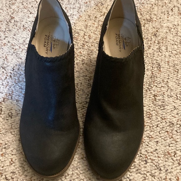 Like New……Elegant Black Women's Life Stride Memory Foam Ankle Boots - Picture 3 of 9